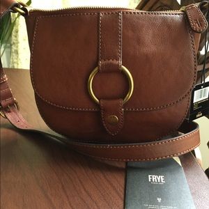 🦋 Frye — Top Zip Saddle w/Round Ring
